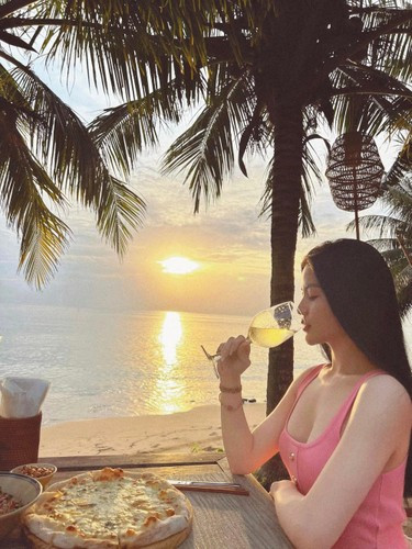 Mặc dù hơn Quang Hải hơn 3 tuổi nhưng cặp đôi không hề có sự chênh lệch về ngoại hình.