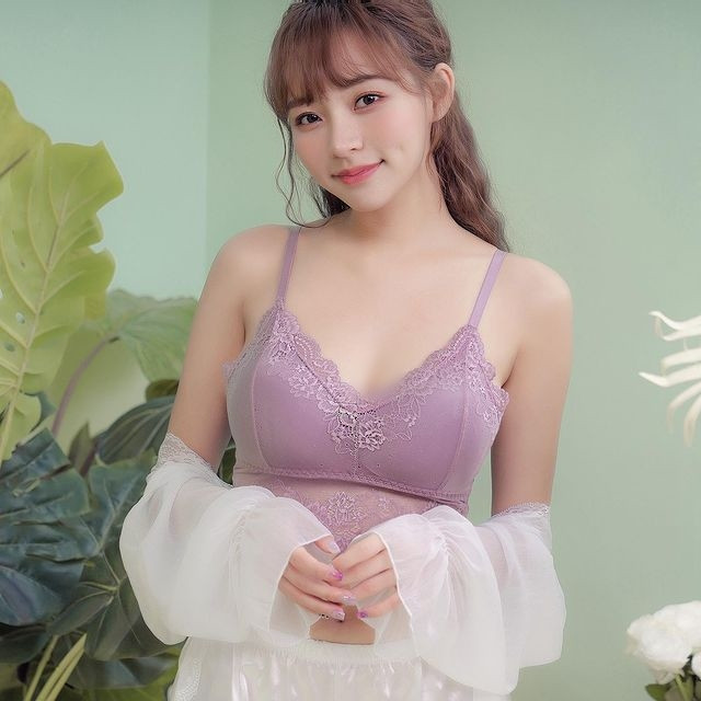 Cô nàng đặc biệt thích những thiết kế tôn vòng một đầy đặn của mình.