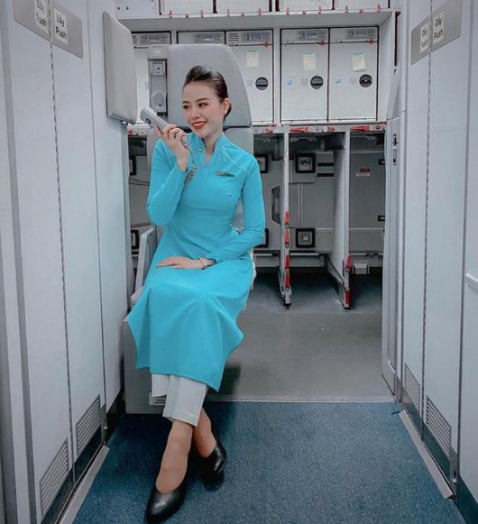Trần Phương Ly sinh năm 1990 là nữ tiếp viên trưởng của hãng hàng không quốc gia Việt Nam.