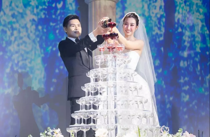 Tối ngày 23/10, đám cưới Hoa hậu Đỗ Mỹ Linh và con trai bầu Hiển - thiếu gia Đỗ Vinh Quang đã diễn ra tại một trung tâm tiệc cưới sang trọng trên địa bàn Thủ đô Hà Nội.