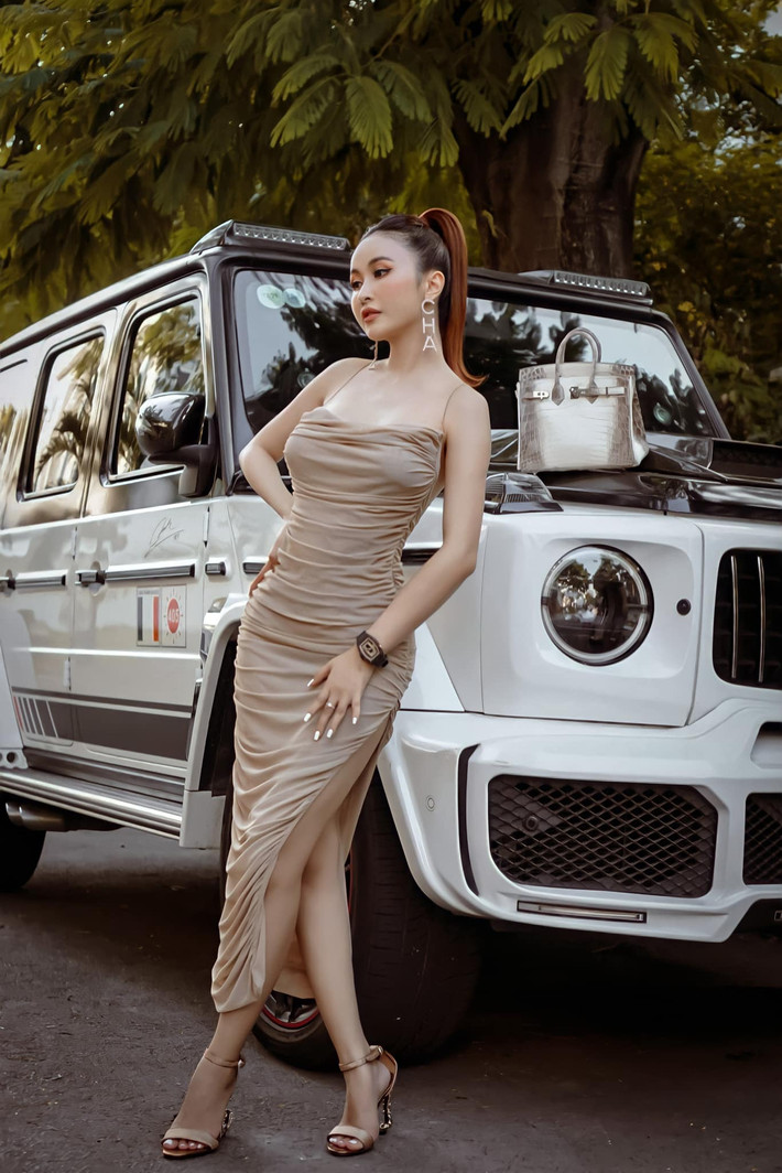 Những chiếc túi hiệu đắt đỏ trị giá vài tỷ đồng là món đồ không thể thiếu trong bộ sưu tập hàng hiệu của cô.