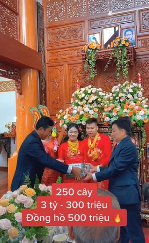 Mới đây, mạng xã hội xôn xao trước đám cưới ngập trong vàng của cô dâu chú rể đến từ Cần Thơ. Ảnh: Cắt từ clip TikTok N.V