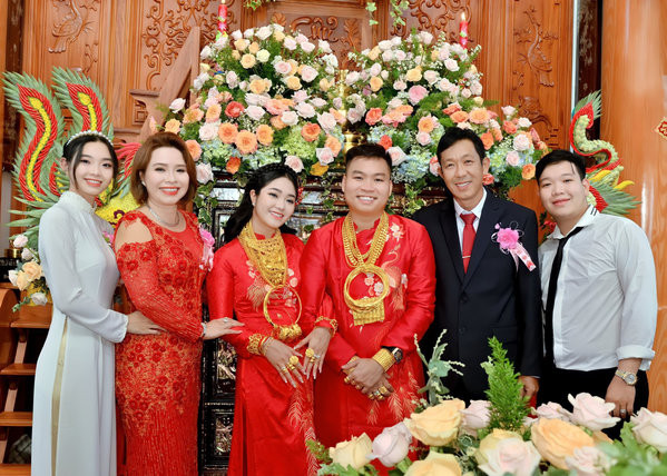 Cô dâu Ngọc Trần là chị cả trong gia đình. Cô nên duyên với chồng nhờ mai mối từ người thân. Ảnh: P.M