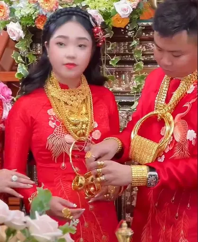 Theo đó, hình ảnh được nhiều người truyền tay nhau khiến ai nhìn cũng phải trầm trồ, ngưỡng mộ vì số của hồi môn trong đám cưới toàn vàng của cặp vợ chồng trẻ. Ảnh: Cắt từ clip TikTok N.V