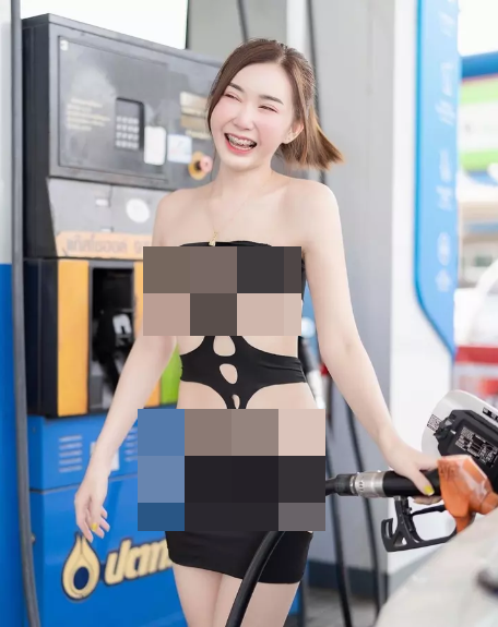 Diện chiếc váy khoét nhiều vị trí nhưng hot girl này vẫn vô tư tạo dáng, tươi cười như chốn không người.
