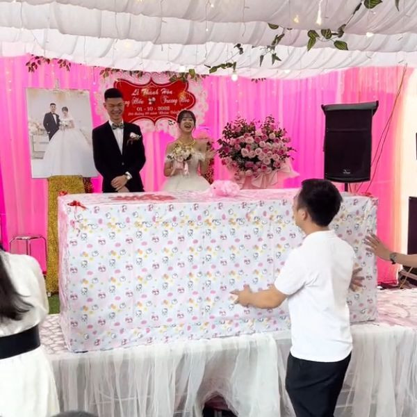 Đáng nói hơn, để tặng được món quà này, hội bạn đã phải bưng hộp quà tặng trên tay và đi cả quãng đường đến đám cưới.
