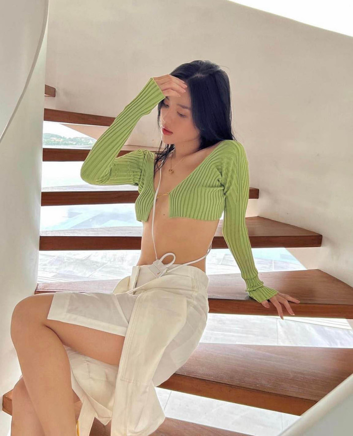 Mặc dù diện trang phục trong suốt, táo bạo nhưng cách trưng diện của Khánh Linh lại nhận về vô số lời khen.