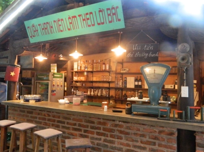 Đây là một nhà hàng phục vụ rất nhiều món, không riêng gì món Việt, nhưng vì lối thiết kế lấy cảm hứng từ thời bao cấp, nên nhiều người vẫn hay nhớ tới quán như một cửa hàng ăn uống thời mậu dịch. Ảnh: @MaiLan