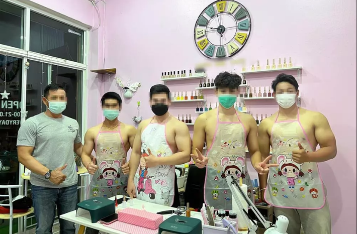 Mới đây, cư dân mạng bàn tán về phong cách phục vụ của một cơ sở làm nail. Theo đó, nhân viên phục vụ các chị em đều là các anh trai đẹp 6 múi, có ngoại hình sáng.