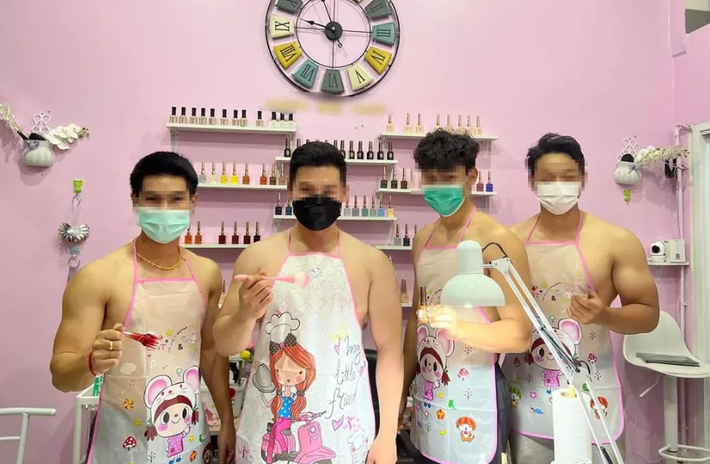 Theo đó, khi đến với tiệm nail các chị em không chỉ được trải nghiệm những dịch vụ làm đẹp mà còn được ngắm trai đẹp 6 múi miễn phí.