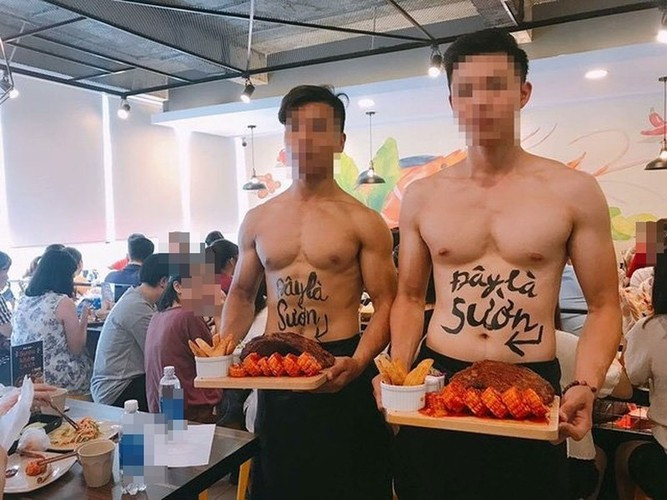 Nhiều người cho rằng, cửa hàng có thể để nhân viên nam phục vụ nhưng không nên cho họ cởi trần, trông rất phản cảm, lố lăng. Ảnh: Tổng hợp