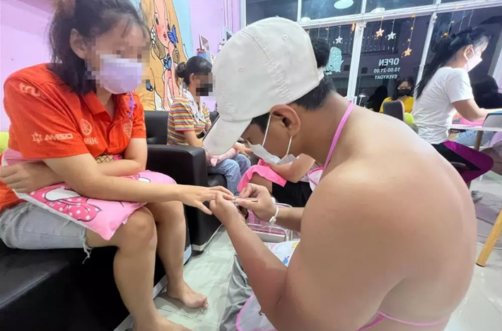 Tuy nhiên điểm không ít người phẫn nộ chính là dàn trai đẹp này lại cởi trần phản cảm, họ chỉ che chắn bằng một chiếc tạp dề.