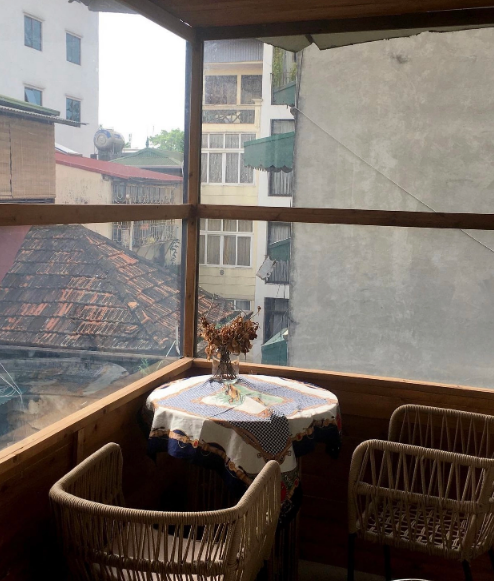 Thiết kế của quán khá độc đáo bằng những bức tường mái vòm cùng tông màu nâu trắng đan xen, mang đến cảm giác ấm cúng chuẩn mùa thu. Địa chỉ: Tầng 4, P405, Cầu thang 2, nhà B, TT 1B Lê Phụng Hiểu. Ảnh: @tramareee