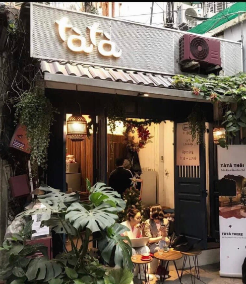 Tọa lạc ở phố Lý Đạo Thành, quán cà phê Tà Tà nằm bình yên hiếm thấy giữa trung tâm Hà Nội. Ảnh: @tata.coffeeshop