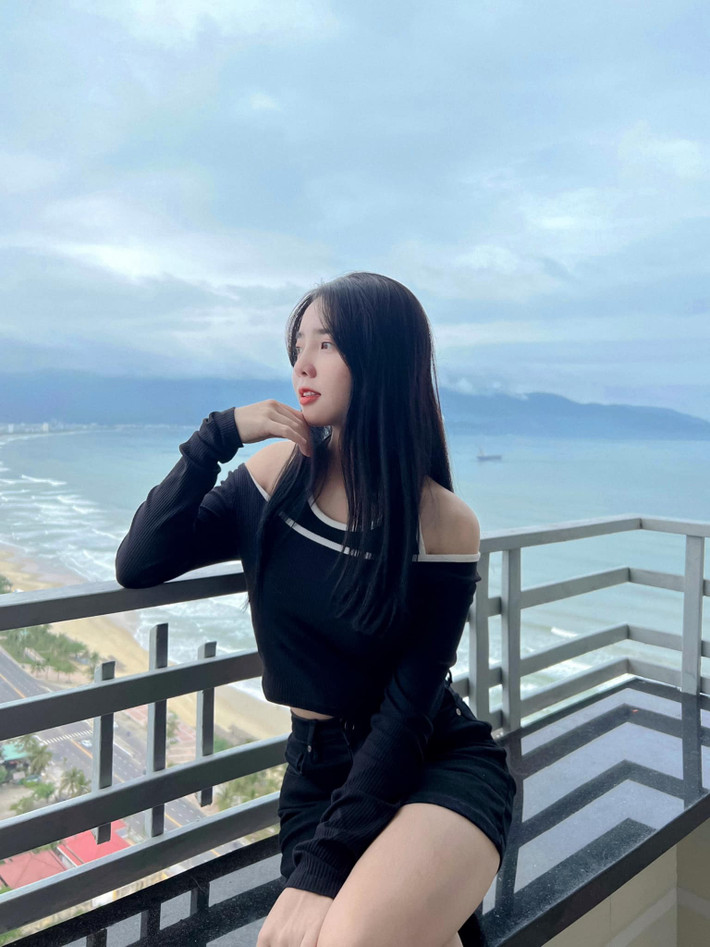 Hot girl Tây Ninh được nhiều người biết đến và nhận về không ít lời mời làm mẫu ảnh cho các shop quần áo và mẫu quảng cáo một số thương hiệu mỹ phẩm. Ảnh: FBNV
