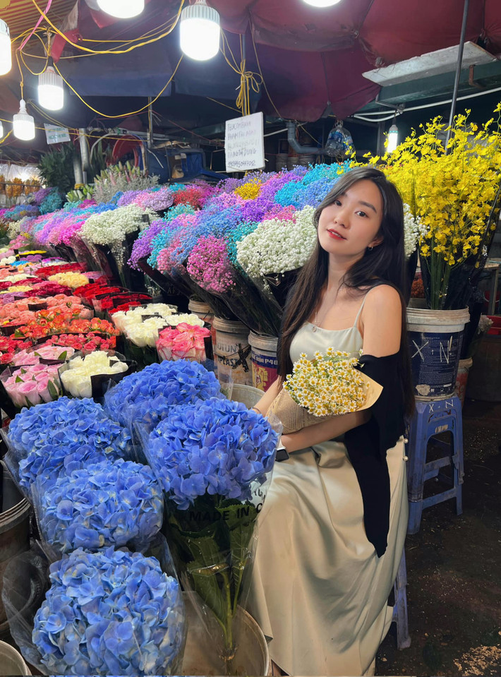 Thời gian gần đây, chợ hoa Quảng Bá bỗng trở nên nổi tiếng trên các trang mạng xã hội.