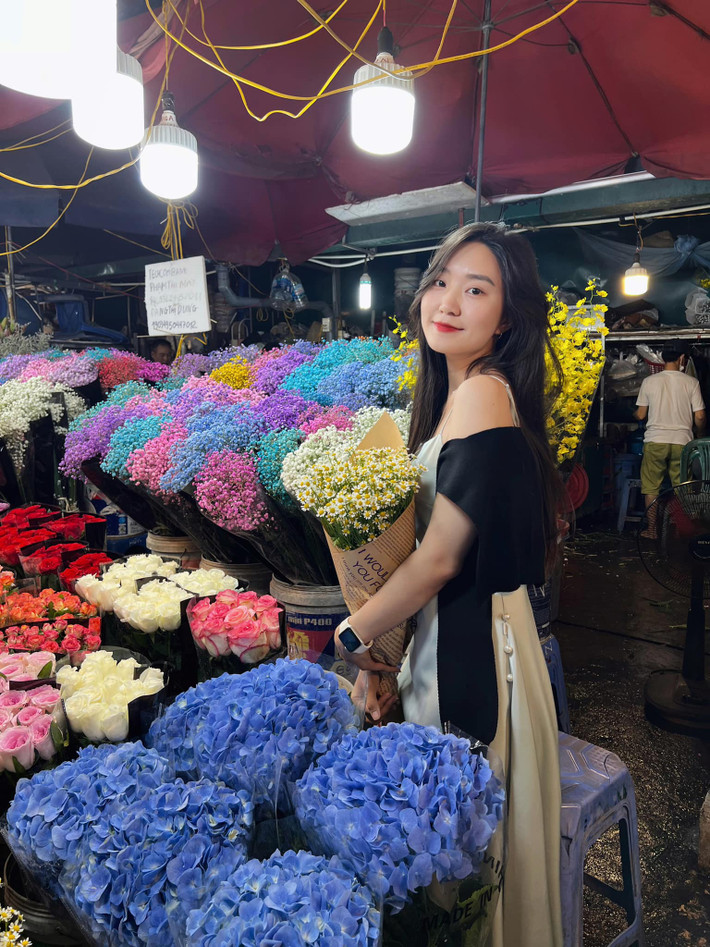 Không ít trai xinh gái đẹp đến đây để được trải nghiệm cảm giác đi chợ đêm, được thấy tận mắt, sờ tận tay những loài hoa mới lạ, được mua những bó hoa tươi xinh xắn, được “check in” bên những sạp hoa rực rỡ sắc màu.