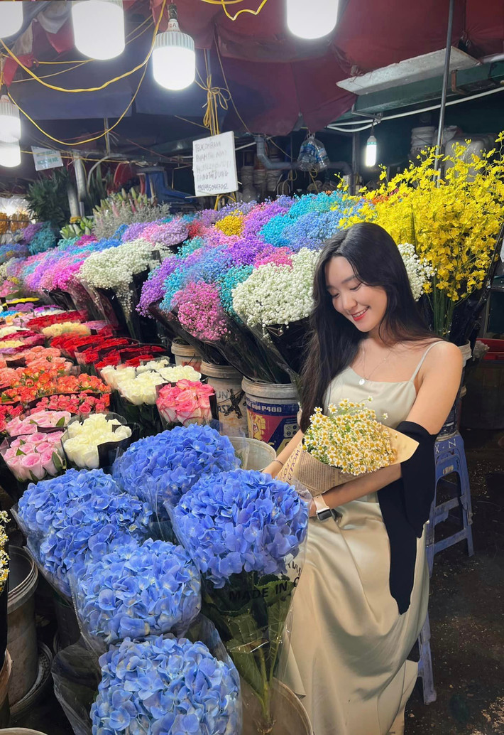 Đặc biệt, buổi tối ánh đèn chiếu xuống từng gian hàng, các sạp hoa trở nên lung linh, kỳ ảo hơn.