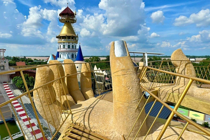 Ngay khi xuất hiện, nhiều người đã rủ nhau đến check-in tại những điểm sống ảo mới nổi này, Thế nhưng, 2 cây Cầu Vàng phiên bản này cũng nhận phải nhiều ý kiến trái chiều. Ảnh: Khương Nhựt Minh