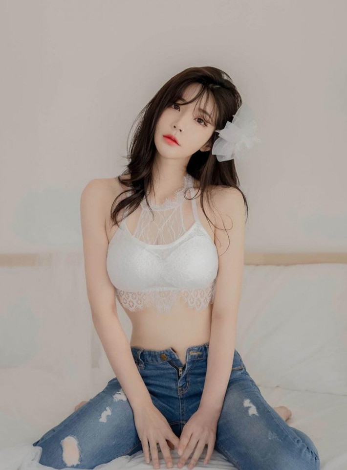 Khi nhắc đến những hot girl Hàn Quốc có phong cá¢h nữ tính không thể không nhắc đến Yoo Gyeong.