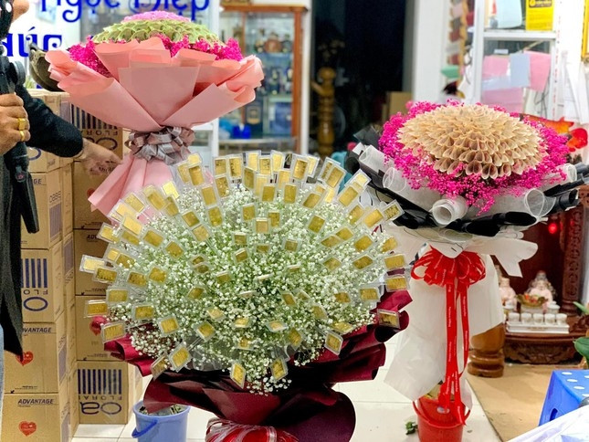 Dù các món quà có giá trị to nhỏ khác nhau nhưng đó đều là những tình cảm quý giá đáng trân trọng nhất, hạnh phúc nhất mà cánh mày râu dành tặng cho một nửa yêu thương của mình. Ảnh: Tổng hợp