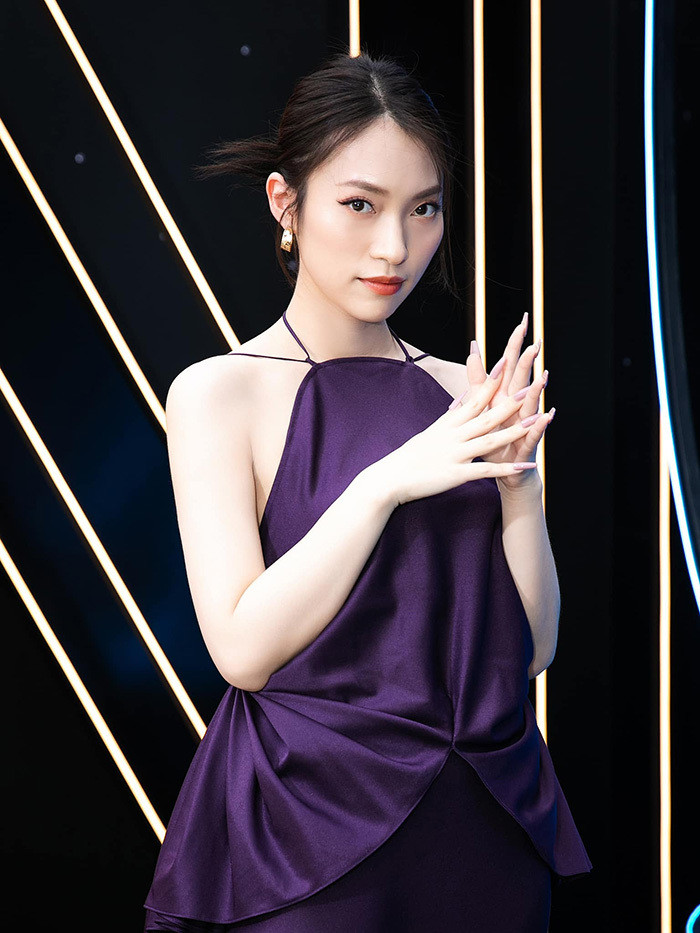 Không chỉ gây ấn tượng với nhan sắc xinh đẹp, Khánh Vy còn khiến bao người ngưỡng mộ bởi sự nghiệp "lên như diều gặp gió".