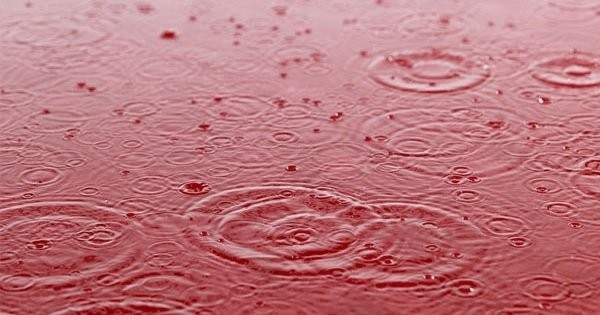Ở Ấn Độ, mưa màu đỏ được giải thích bằng hiện tượng ô nhiễm không khí. Tại Anh, sự kết hợp giữa bụi sa mạc Sahara và nước mưa tạo nên cơn "mưa máu."