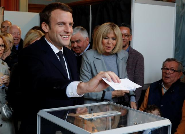 Ứng cử viên Tổng thống Pháp Emmanuel Macron đi bỏ phiếu ở Le Touquet.