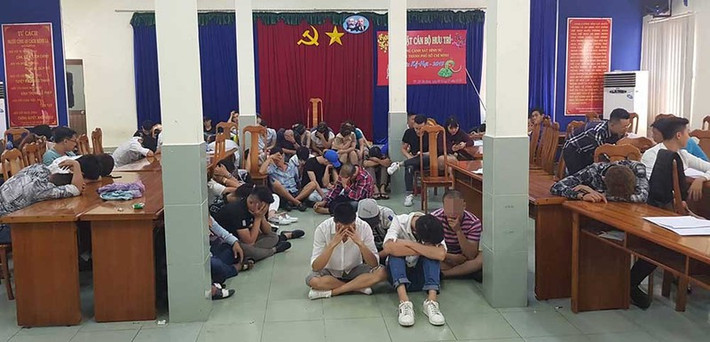 Hơn 200 dân chơi phê ma tuý tại vũ trường 030X8: Ngày 24/7, công an TP HCM bất ngờ đột kích vào vũ trường 030X8 nằm trên đường Nam Quốc Cang (quận 1). Tại thời điểm kiểm tra, bên trong vũ trường 030X8 có hàng trăm dân chơi đang nhảy múa trong âm thanh nhạc sàn sôi động, không khí đặc khói thuốc, mùi rượu bia… Khoảng 300 người bị đưa về trụ sở. Cơ quan chức năng xác định hơn 200 người dương tính với chất ma tuý, đồng thời tiếp tục test ma túy và sàng lọc nhiều đối tượng.