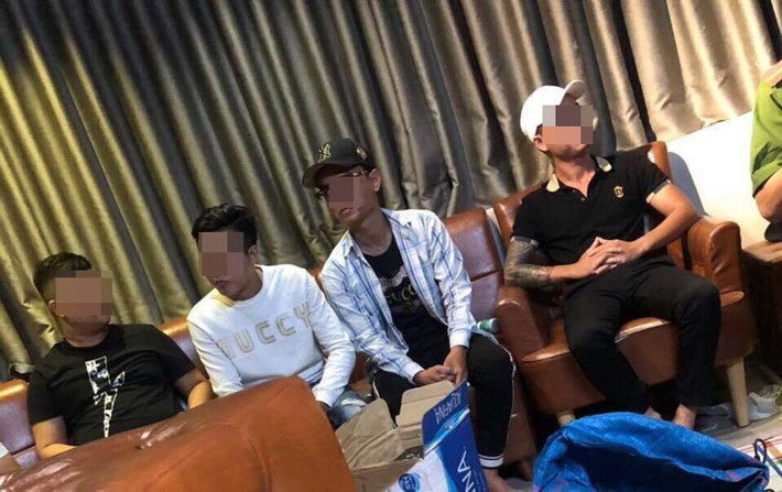 Sau đó, cơ quan công an đã bắt giữ hơn chục dân chơi để kiểm tra và đưa về trụ sở Công an để làm rõ. (Ảnh: Vietnamnet)