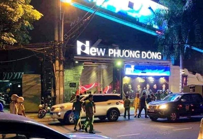 Đột kích vũ trường ở Đà Nẵng, phát hiện 75 trường hợp dương tính ma túy: Ngày 19/5, công an quận Hải Châu, TP Đà Nẵng tổ chức kiểm tra vũ trường New Phương Đông (quận Hải Châu). Sau khi tiến hành test nhanh 190 người trong vũ trường phát hiện 75 trường hợp (bao gồm cả nam và nữ) dương tính với chất ma túy. Ngoài ra, lực lượng chức năng cũng đã tiến hành tạm giữ 128 chai rượu ngoại, 36 bình shisha không có hóa đơn chứng từ. (Ảnh: L.P)
