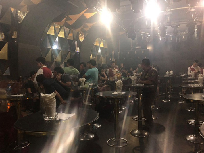 Phát hiện 24 người có ma tuý trong vũ trường lớn bậc nhất quận 5: Ngày 31/5, lực lượng liên ngành quận 5 (TP HCM) bất ngờ tái kiểm tra vũ trường Đông Kinh (đường Trần Tuấn Khải, phường 5), phát hiện cả trăm khách đang lắc lư trong tiếng nhạc vặn hết công suất. Tổng cộng 52 "dân bay" tình nghi sử dụng ma túy được đưa về trụ sở Công an phường 5 làm việc. Qua test nhanh xác định 24 người (gồm 17 nam, 7 nữ) dương tính với ma túy. (Ảnh:NLĐ)