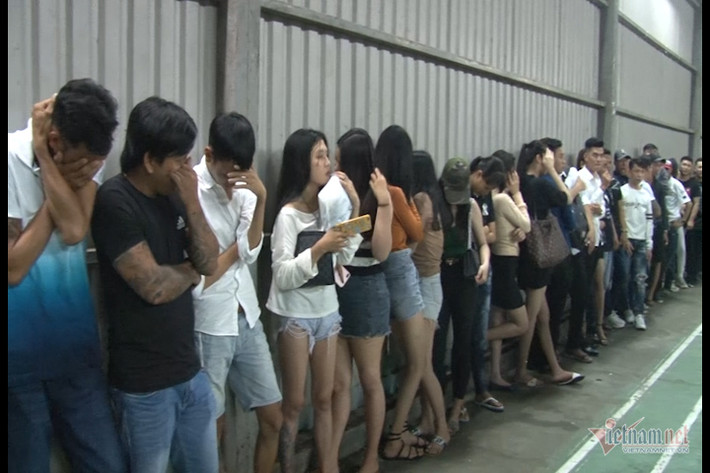 Tại quán bar công an phát hiện, bắt giữ Trương Hoài Hiếu Thảo (26 tuổi,trú tại xã Thuận Hòa, huyện An Minh, Kiên Giang) là nhân viên của quán bar, đang có hành vi mua bán trái phép chất ma túy và Dương Thị Kim Thoa (22 tuổi, ngụ xã Bình Chánh, huyện Châu Phú, An Giang (là khách đến chơi) có hành vi tàng trữ trái phép chất ma túy để điều tra, làm rõ. (Ảnh: Vietnamnet)