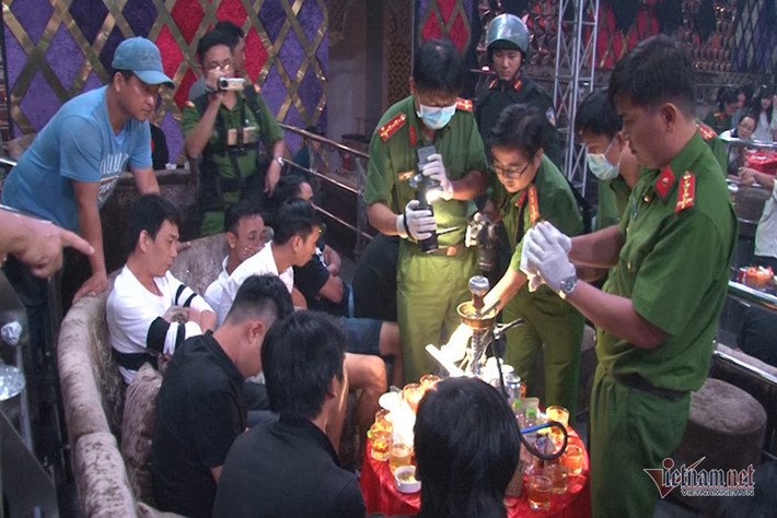 Phát hiện có Công an, cá đối tượng đã vứt ma túy xuống sàn nhà, một số định bỏ chạy nhưng không kịp thoát thân. Lực lượng Công an đã đưa về trụ sở 98 đối tượng cả nam và nữ, đều là thanh niên. (Ảnh: Vietnamnet)