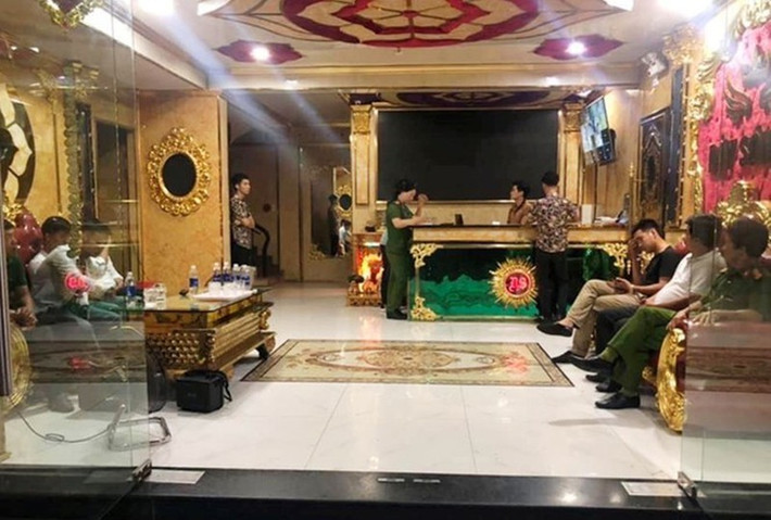 Phát hiện 25 thanh niên chơi ma túy trong quán karaoke: Ngày 6/10, lực lượng cảnh sát phòng chống ma túy Công an thành phố Huế phối hợp Công an phường An Cựu bất ngờ kiểm tra hành chính quán karaoke Dậy Sóng 2 tại số 324, đường Phan Chu Trinh, thành phố Huế). Tại đây, cơ quan chức năng đã phát hiện 27 người hát tại 4 phòng, cùng nhiều dụng cụ phục vụ cho việc sử dụng ma túy. Đưa về trụ sở để kiểm tra, test nhanh 27 nam nữ thanh niên kể trên, cơ quan công an phát hiện có 25 người dương tính với chất ma túy. (Ảnh: Tienphong)