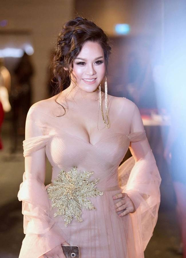 Một thiết kế như đánh lừa thị giác người nhìn của Nhật Kim Anh khi có màu nude và vòng 1 khá lớn của cô trực trào ra. Tuy nhiên, ở một khía cạnh nào đó chiếc váy khiến Thị Bình của Tiếng sét trong mưa đẹp nền nã, dịu hiền hơn.