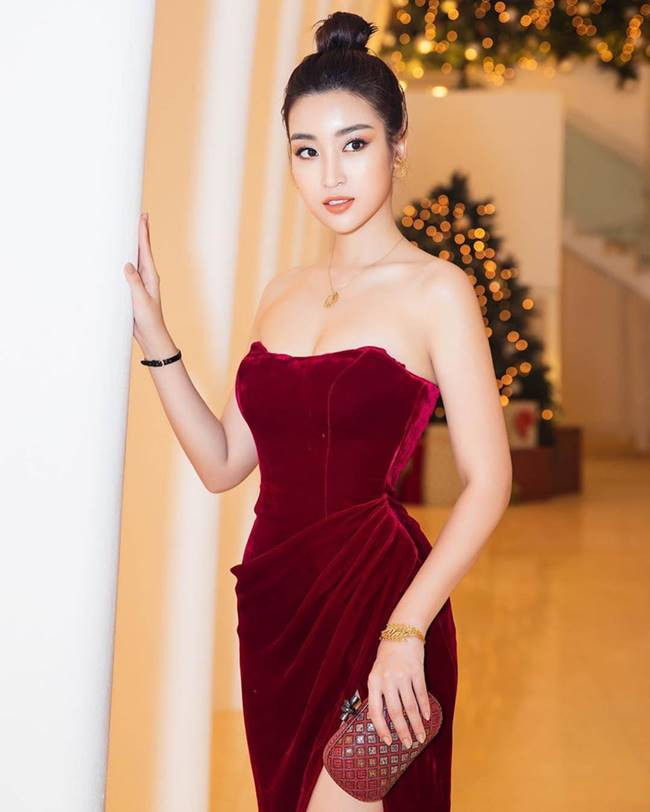 Đỗ Mỹ Linh dù vòng 1 khiêm tốn nhưng cô lại rất thích mặc váy trễ vai hay cup ngực và vẻ đẹp thanh lịch luôn là điều mà người đối diện nhìn thấy trước tiên, sau đó mới là sự gợi cảm.