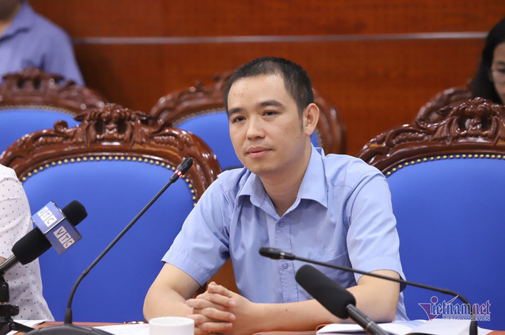 Tại buổi họp báo, trả lời câu hỏi báo chí về việc chất lượng nước mà phía công ty nước sạch Sông Đà cung cấp lại nước cho người dân, ông Bùi Đăng Khoa - Phó Giám đốc Công ty nước sạch Sông Đà nói: "Chúng tôi cũng khuyến cáo nước mới chỉ phục vụ tắm rửa, vệ sinh". (Ảnh: Vietnamnet)
