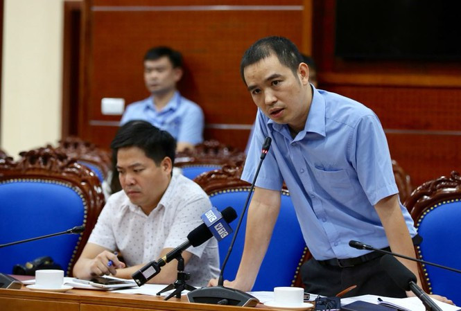 Trả lời tiếp câu hỏi Công ty nước sạch sông Đà có thực hiện đóng kín kênh theo đề xuất của UBND tỉnh Hòa Bình hay không, ông Khoa trả lời: "Công ty đang phối hợp tích cực với cơ quan chức năng để đảm bảo an ninh nguồn nước. Quy định thẩm định, thẩm tra của cơ quan chức năng mất rất nhiều thời gian”. (Ảnh: Tienphong)