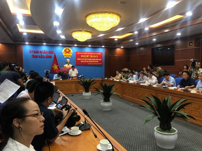 Ngày 17/10, UBND tỉnh Hòa Bình tổ chức họp báo thông tin vụ việc nước nhiễm dầu thải khiến hàng vạn người dân phía Tây Nam Hà Nội khổ sở trong suốt hơn 1 tuần qua. Cuộc họp báo do Trưởng Ban Tuyên giáo Tỉnh ủy Nguyễn Văn Toàn chủ trì với sự tham gia của đại diện Công an tỉnh, Sở Xây dựng, Sở TN&MT, UBND huyện Kỳ Sơn và Công ty CP Đầu tư nước sạch Sông Đà. (Ảnh: Tienphong)
