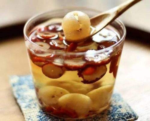 Ai kinh nguyệt rối loạn hoặc bị đau bụng kinh có thể dùng long nhãn pha với táo đỏ không chỉ giúp phục hồi lại năng lượng đã mất mà còn giúp phòng được các bệnh phụ khoa đơn giản. Ảnh: cbg.