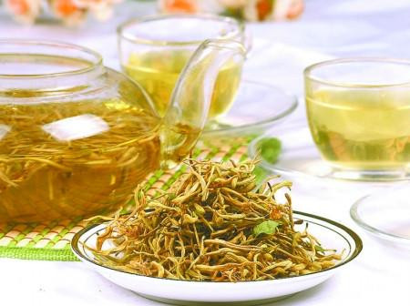 Trà kim nhân: Nếu bị nhiễm lạnh khiến bạn bị đầy hơi chướng bụng, có thể dùng chút hoa kim ngân cùng táo đỏ pha nước uống nóng sẽ giảm được triệu chứng này. Ảnh: qbaobei.