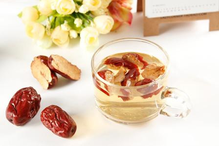 Trà táo đỏ: Đây là thực phẩm giàu dinh dưỡng, có tác dụng bổ khí dưỡng huyết rất tốt. Buổi sáng bạn có thể dùng 1 2 quả táo cắt nhỏ pha nước uống để giúp cơ thể hấp thụ tối đa được chất dinh dưỡng. Ảnh: baike.