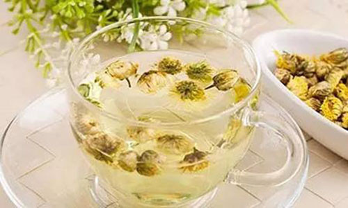 Trà hoa cúc: Nếu sáng thức dậy bạn cảm thấy kho cổ, rát họng, thậm chí nuốt thức ăn thấy đau bạn nên dùng trà hoa cúc nóng với chút đường phèn, uống liên tiếp trong vài ngày sẽ đỡ. Ảnh: 86ym.