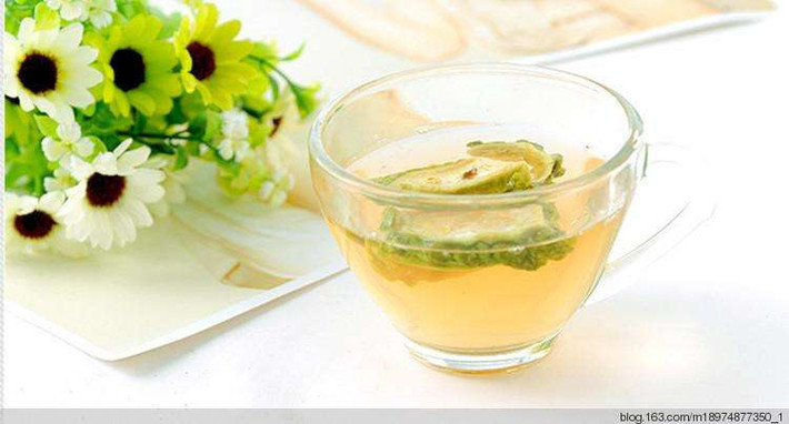 Trà mướp đắng: Với việc sử dụng máy tính và điện thoại di động nhiều cơ thể có thể bị nhiễm bức xạ, thường xuyên uống trà mướp đắng có tác dụng giảm cơ thể chống lại bức xạ, tăng cường sức đề kháng cho mắt, giảm nguy cơ viêm giác mạc, viêm kết mạc. Ảnh: 360doc.
