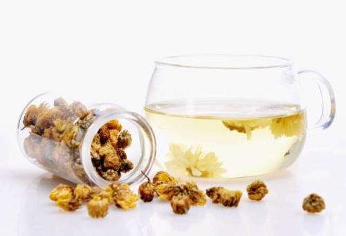 Ngoài ra, dân văn phòng thường xuyên làm việc máy tính khiến mắt khô mỏi có thể uống trà hoa cúc. Hoa cúc chứa hàm lượng vitamin A cao có thể giúp phục hồi thị lực cho mắt. Ảnh: diyitui.