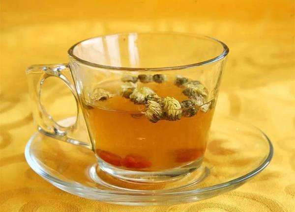 Nếu ai da mẫn cảm nên uống trà mật ong vào mùa Thu và mùa Đông để giảm nguy cơ bị dị ứng thời tiết. Ngoài ra, trước khi đi ngủ bạn có thể uống một cốc trà mật ong với chút giấm trắng sẽ giúp làm sạch đường ruột, tăng cường tiêu hóa. Ảnh:qq.