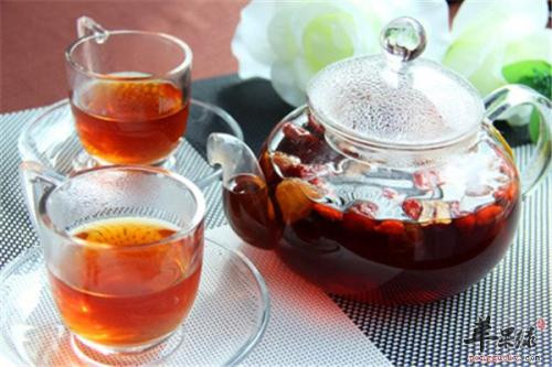 Trà ngũ vĩ tử: Mùa thu uống trà này giúp ngăn ngừa ho, trị bệnh viêm phế quản mãn tính, long đờm rất tốt. Ngoài ra, do thời tiết cuối thu lạnh nên mạch máu thu nhỏ, điều này ảnh hưởng lớn đến bệnh tim mạch, trà ngũ vị tử có tác dụng làm giãn nở mạch máu, tăng cường cung cấp máu đến tim phòng ngừa được bệnh tim mạch. Ảnh: pingguolv.