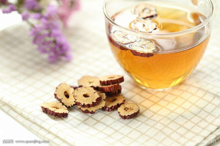 Ngoài ra, mùa Thu chức năng của tỳ vị sẽ bị ảnh hưởng nên thường gặp triệu chứng đầy hơi chướng bụng, mỗi ngày hãy dùng táo đỏ đẳng sâm pha nước uống sẽ giúp kiện tỳ dưỡng vị rất tốt. Ảnh: quanjing.