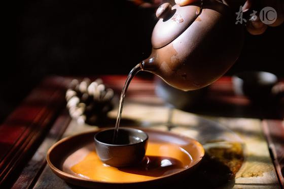 Để tránh mắc các bệnh thời điểm giao mùa, đặc biệt là cảm cúm thì đây là thời điểm thích hợp uống trà hoàng cầm để tăng cường hệ miễn dịch. Thức uống này an toàn, không có tác dụng phụ, trẻ con cũng có thể uống được. Ảnh: sina.